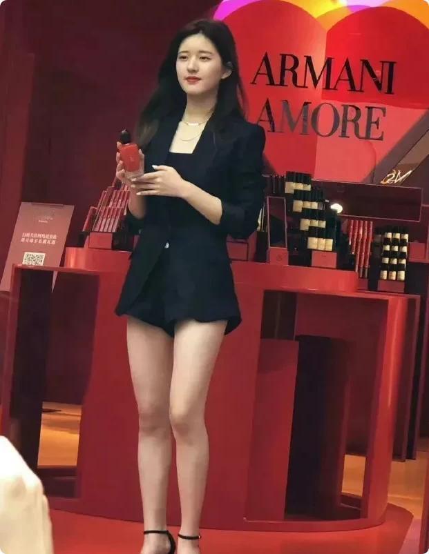 娱乐圈又上演了一出"顶流艺人被公司压榨"的戏码，这次的主角是赵露思。


她跟银