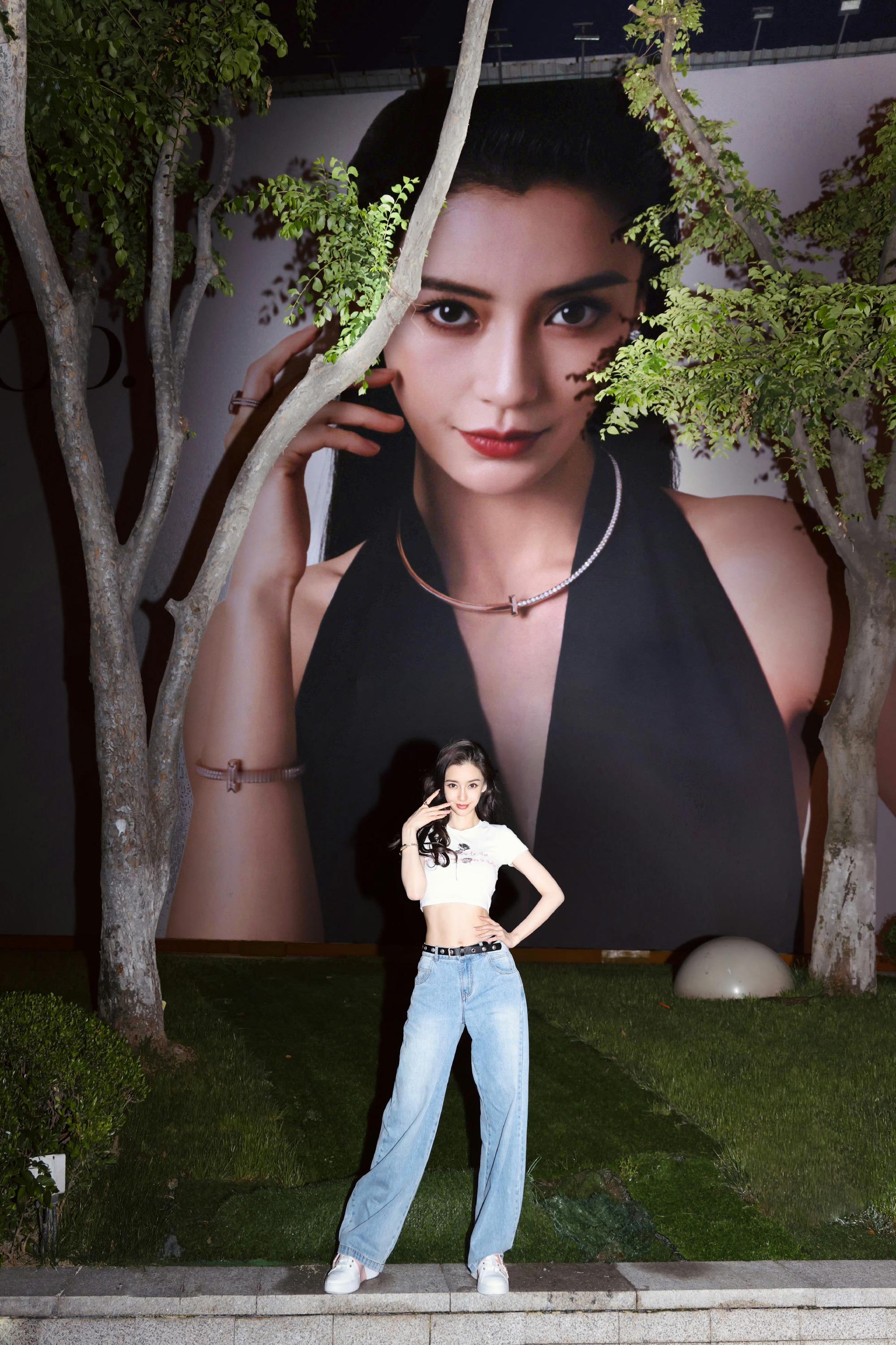 顶奢女王👸🏻们Angelababy，刘亦菲，唐嫣打卡自己的大地广，不过好像有