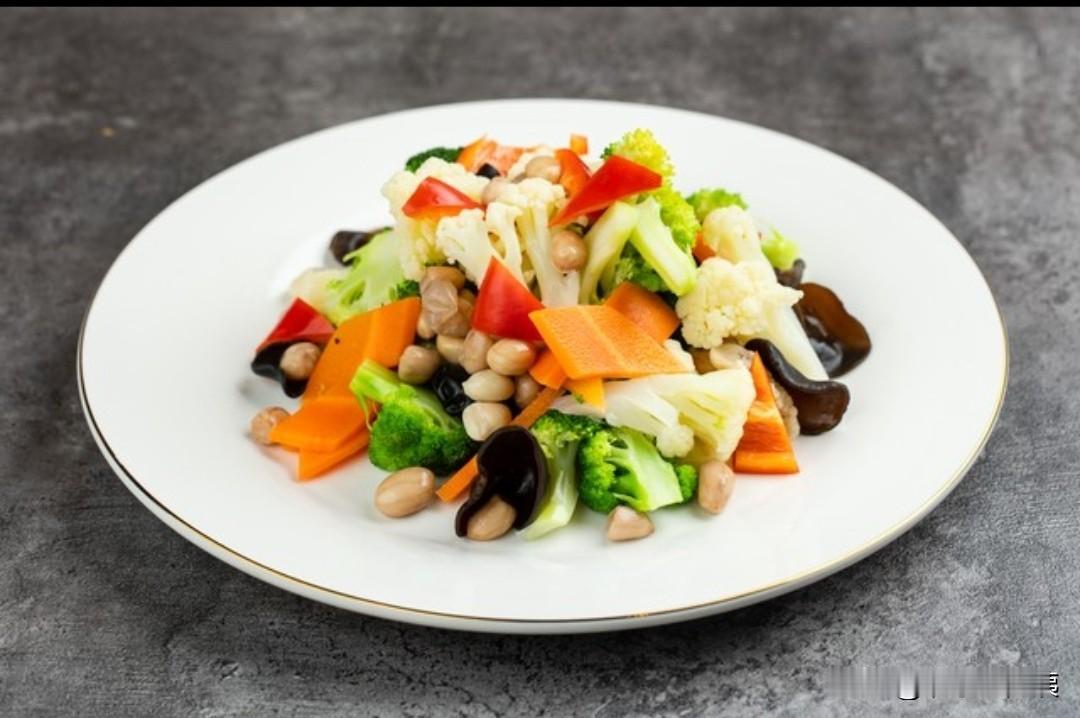 近日，原央视主持人王小骞在个人账号更新视频，流泪分享职场妈妈经历，自称青春期的女