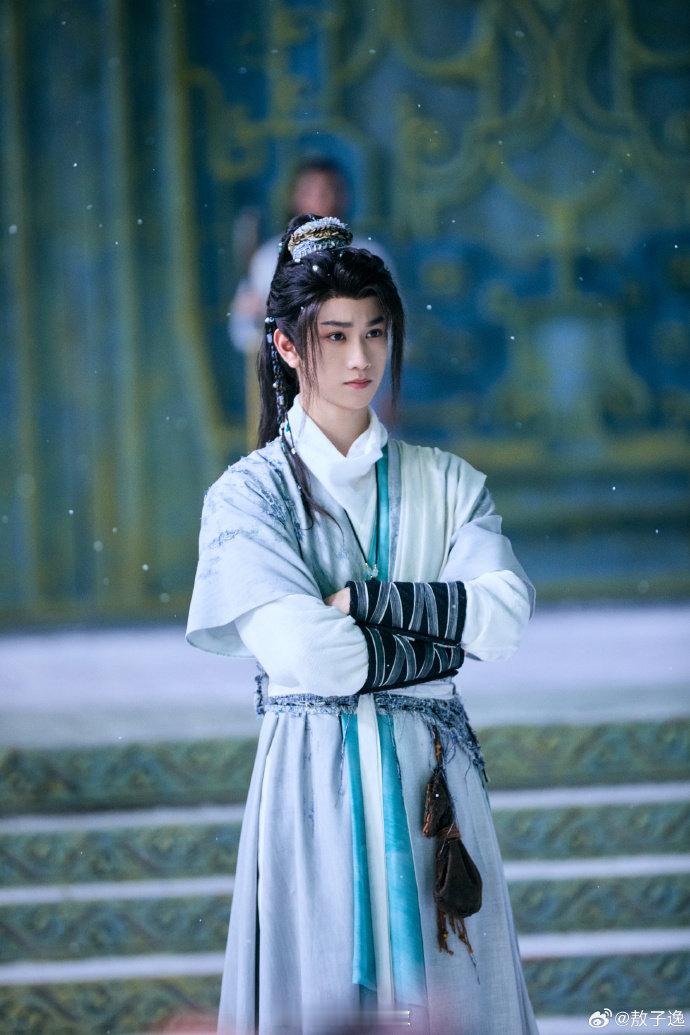 敖子逸 不好意思第一次剧宣敖子逸：第一次剧宣没经验，多担待啊！罗云熙：没事，我把