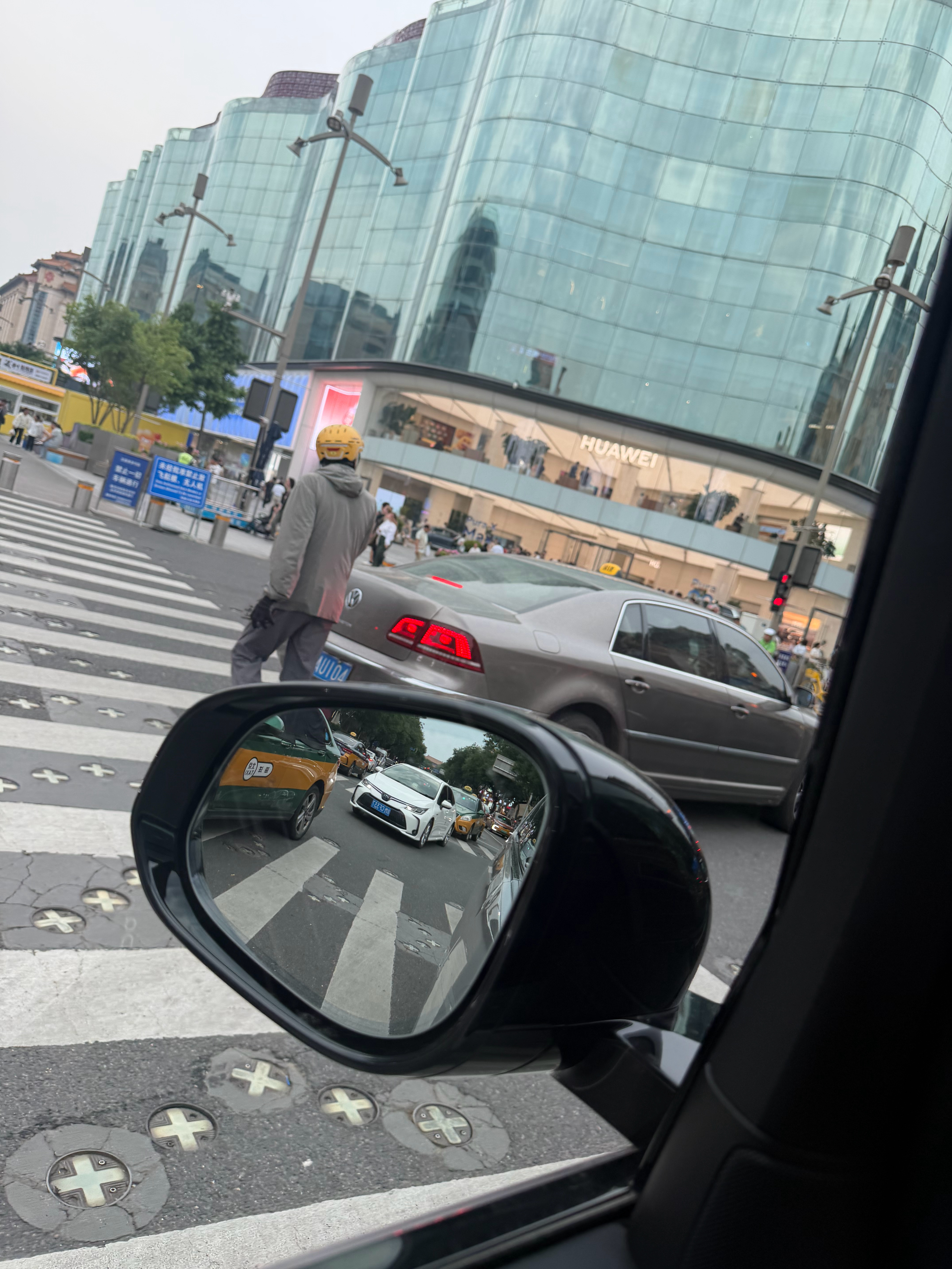 去过好多城市，苹果旗舰店的隔壁一般都有个华为旗舰店这就是实力，高端品牌的战略就是