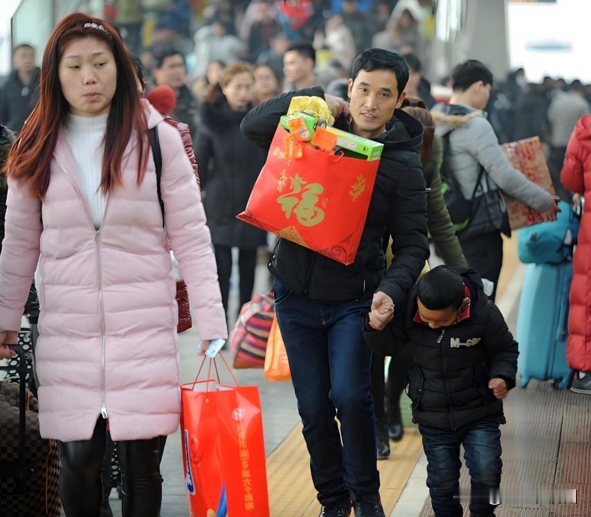 今年过年有一个怪现象，
很多人特别是年轻人，
从外地回到老家后……
第一时间，