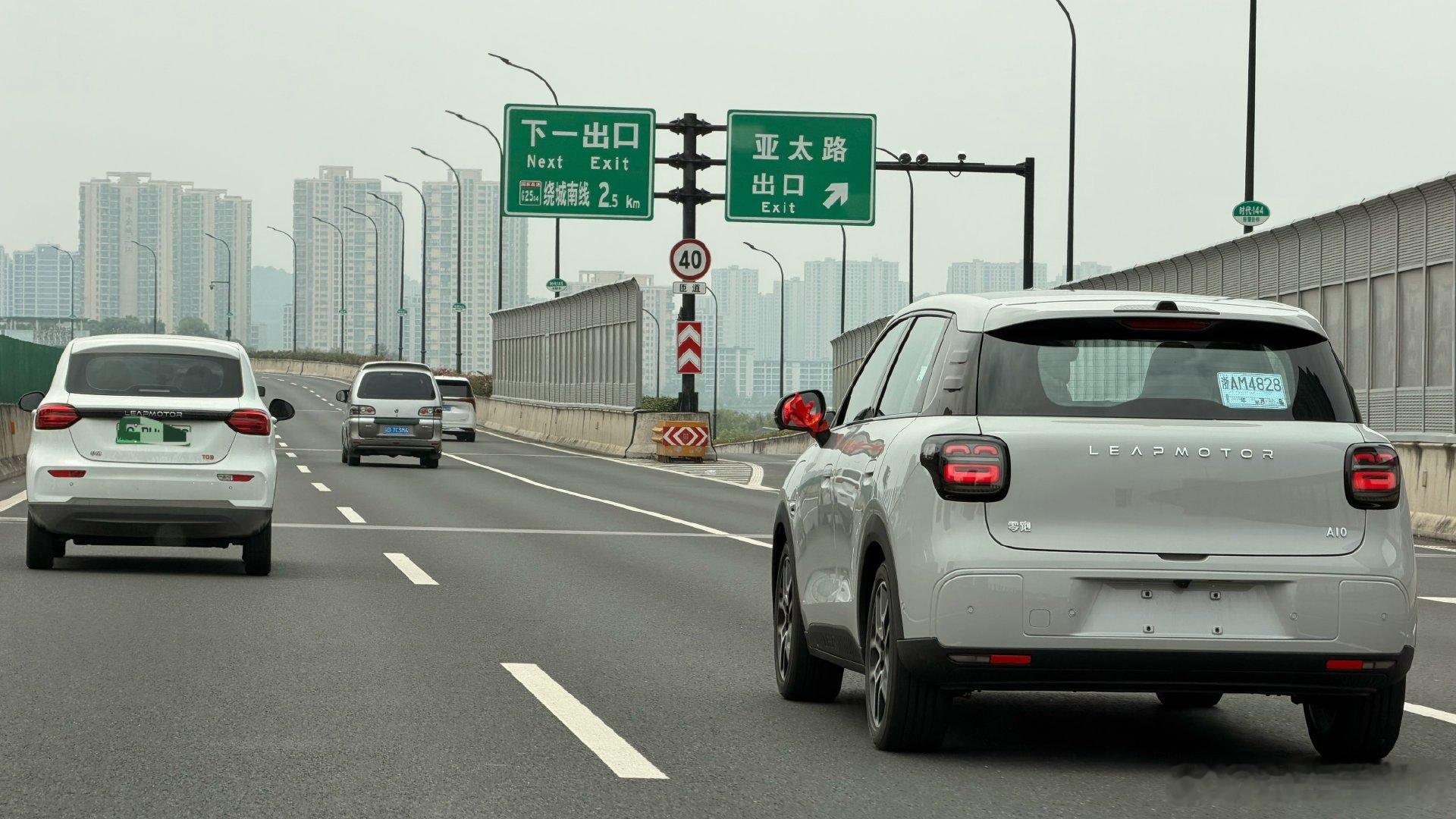 上一时代的零跑与最新时代的零跑距离T03最初上市好像才没多久的事情零跑就变化那么