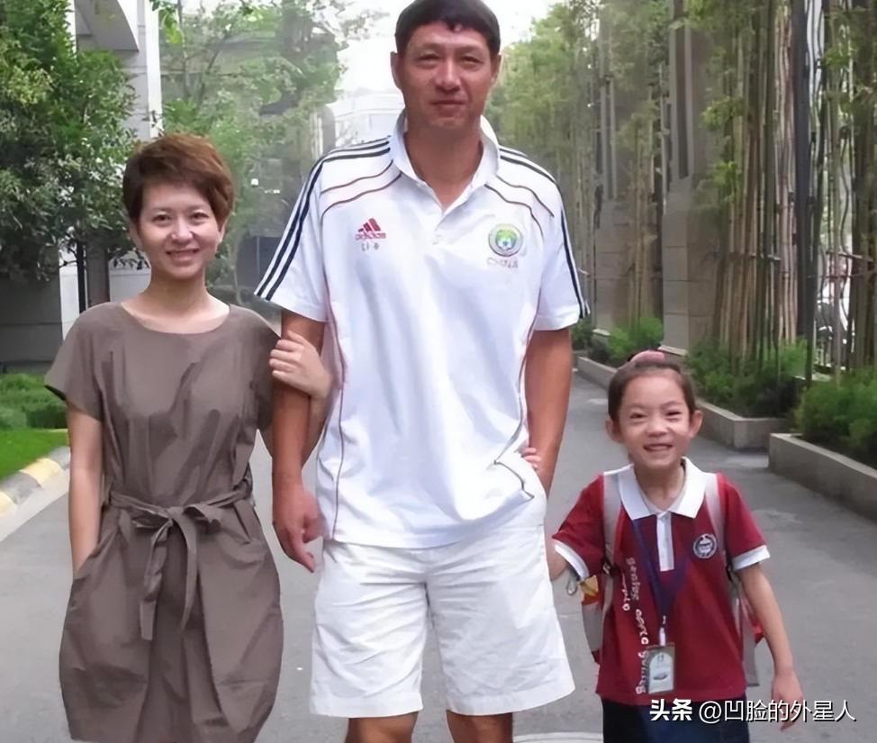 2002年，黎兵净身出户。成都银都花园的房子，归了空姐前妻。协议签完，他留下钥匙