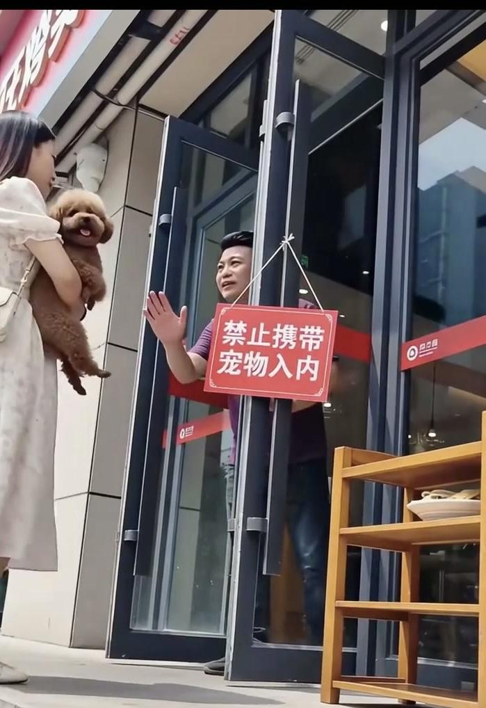我认为携带宠物进餐厅应被禁止。首先，食品安全与卫生是首要考量，宠物可能携带病菌、