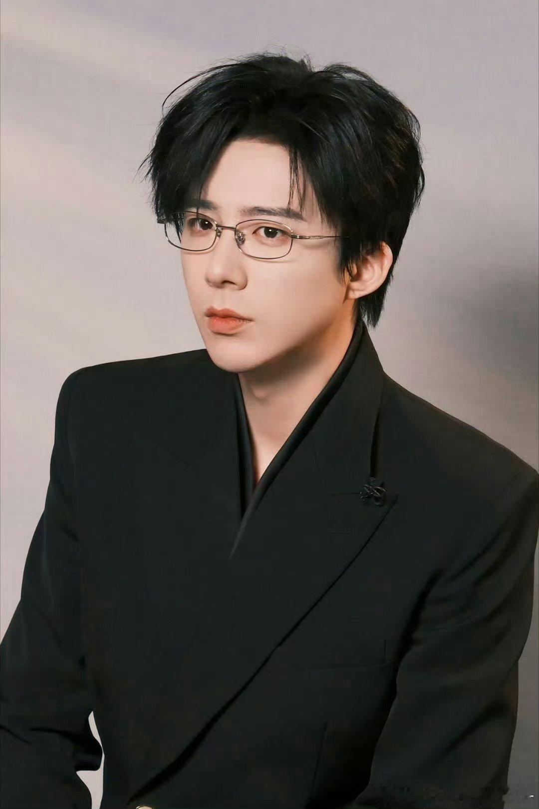 摩登兄弟刘宇宁一场直播上十八般才艺 刘宇宁拜早早早年送好运，凭实力圈粉，十八般才