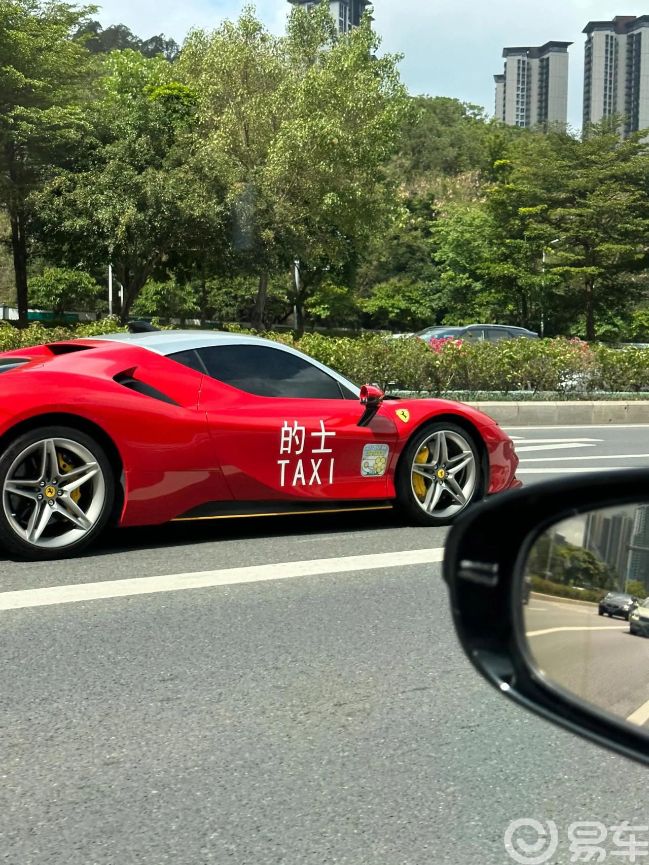 深圳的红的士都绝版了吧，这有一辆。


在深圳看到的红的士，简直是绝版珍稀动物了