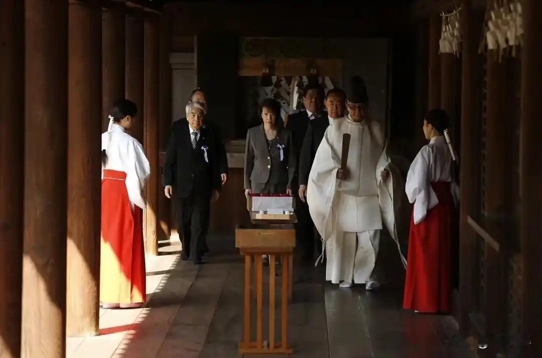 高市是打算破罐子破摔了？
据日媒消息，高市早苗或许会在12月26日前往靖国神社参