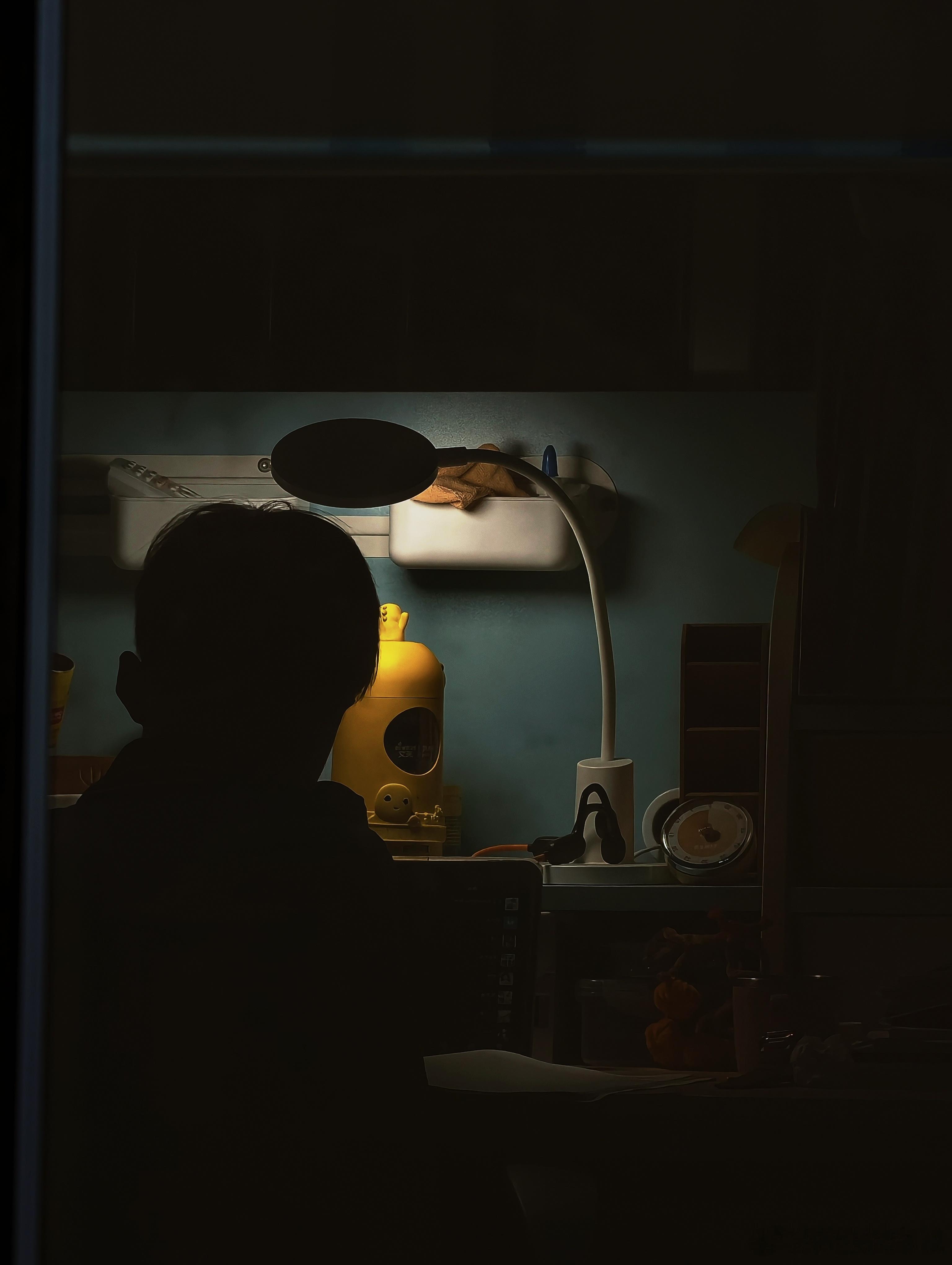 现在的孩子到底是充足的睡眠要优先还是完成作业要优先？今天回家都6点45分了，吃个