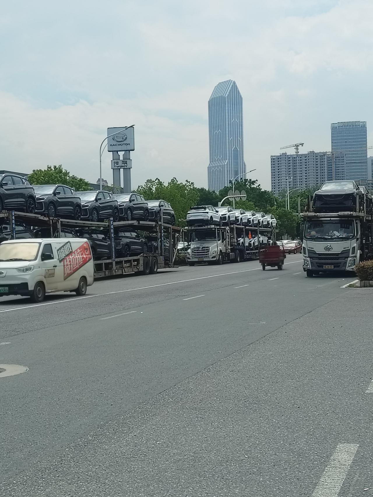 为什么这么多二手小轿车运往武汉经销
  在武汉东西湖区有个金银潭医院，医院的对面