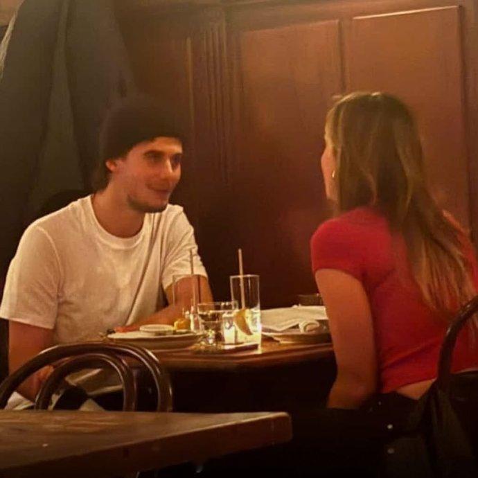 据Deuxmoi线人证实，塔妹Tate McRae与新泽西魔鬼队球员Jack H