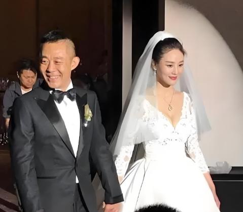 2011年，潘雨辰不顾父母反对，坚持要和刚刚离婚的侯勇结婚。婚后，44岁的侯勇丝