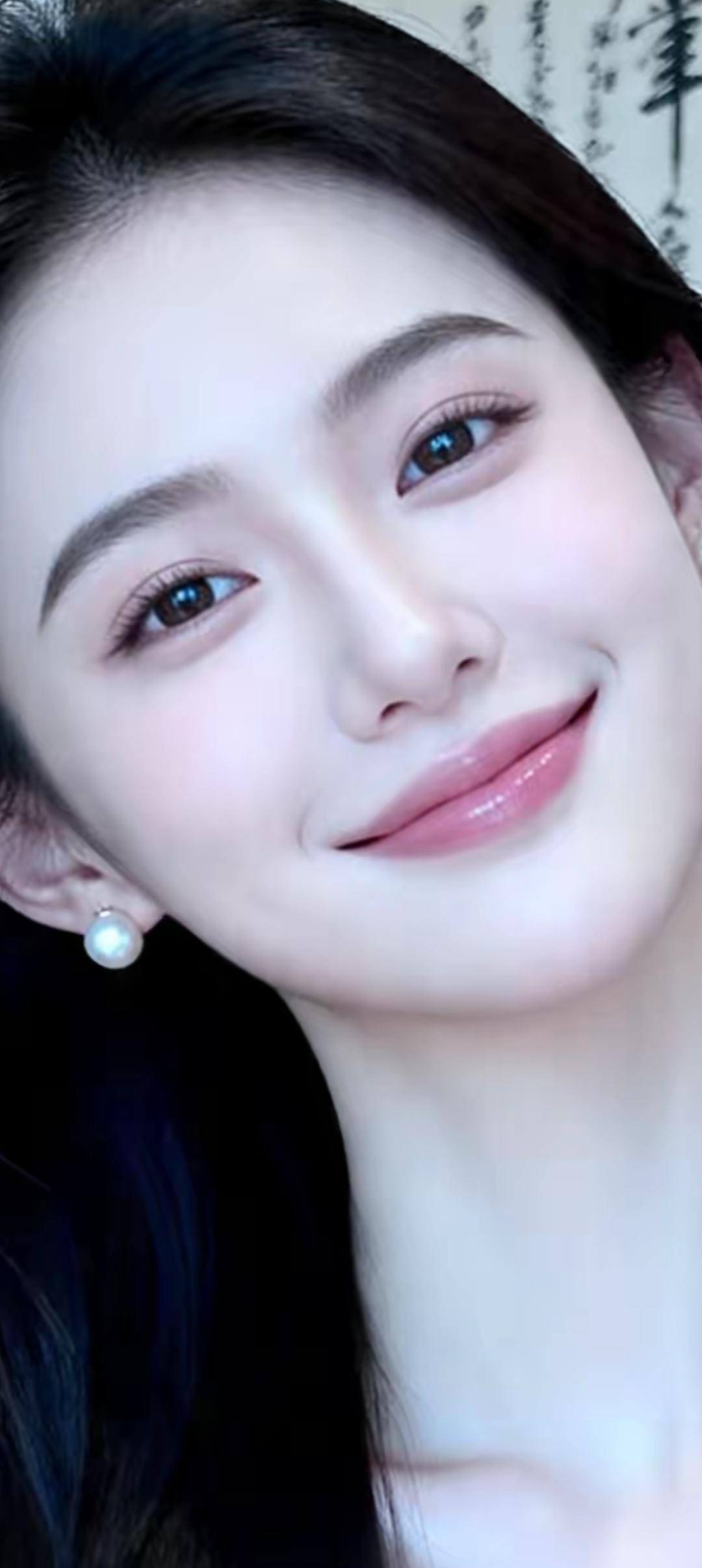 温柔甜美的微笑，珍珠耳环点缀，散发迷人魅力！💖✨