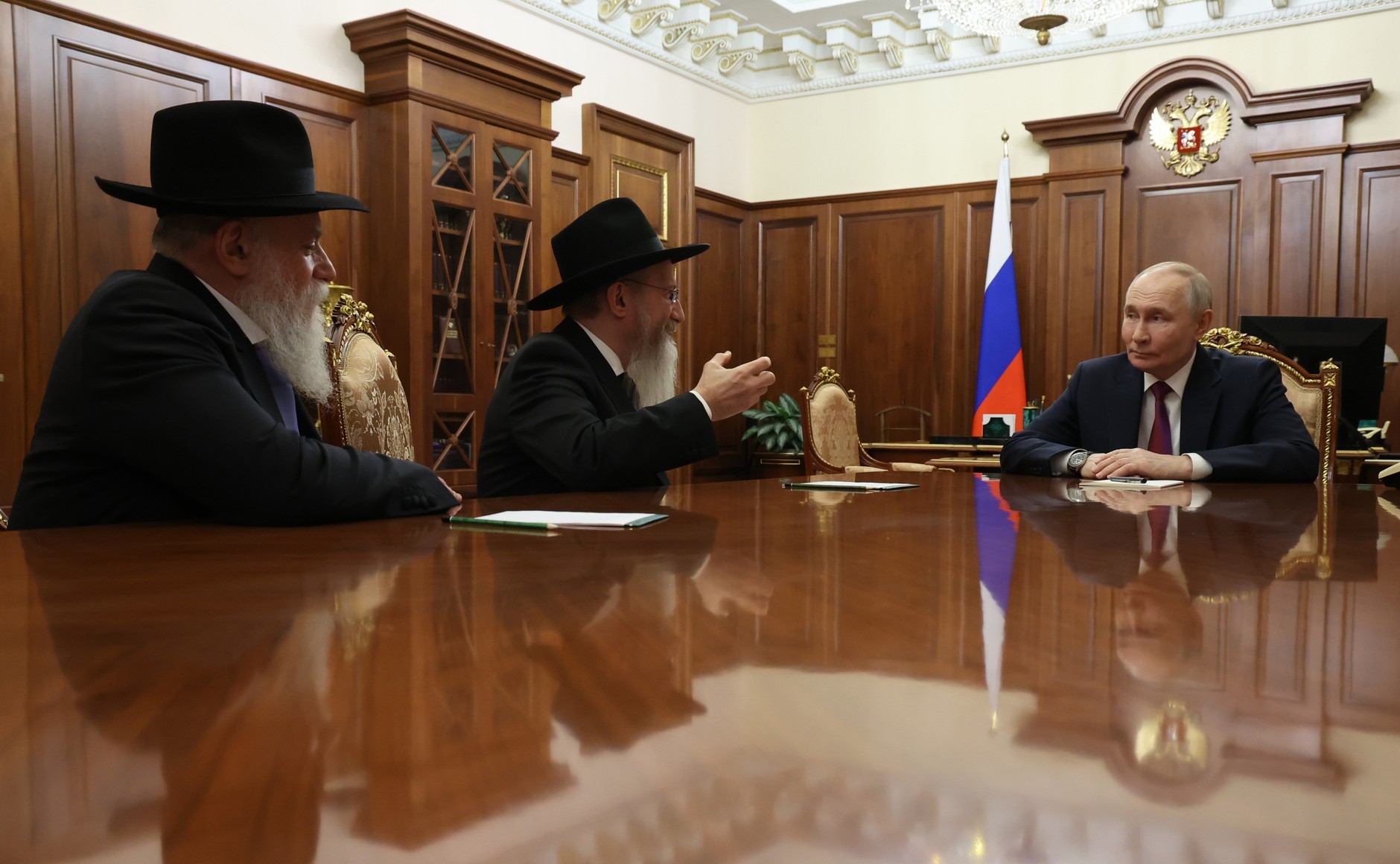 瓦洛佳小朋友  与俄罗斯首席拉比伯尔·拉扎尔和俄罗斯犹太社区联合会主席亚历山大·