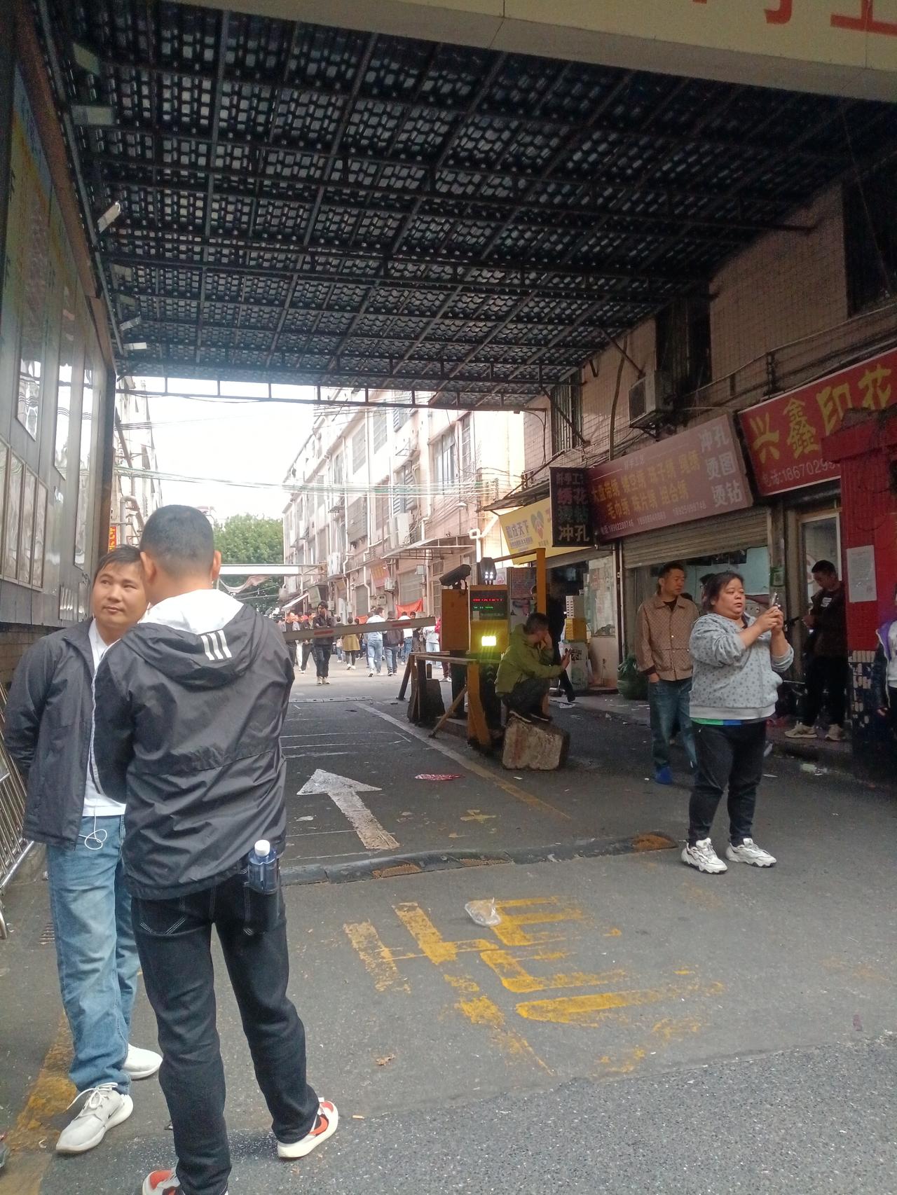 广州海珠区鹭江41号工业园区大门口，附近都是工厂，街道上人来人往的的，非常热闹非