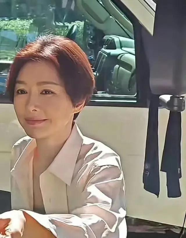 短头发的秦岚，看起来脸好像胖了一些。生图里的秦岚，状态还挺真实的。所以不管医美有
