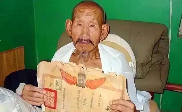 1994年，河南73岁老农卢文焕欠债不还，法院人员上门时，他害怕的躲了起来，让人