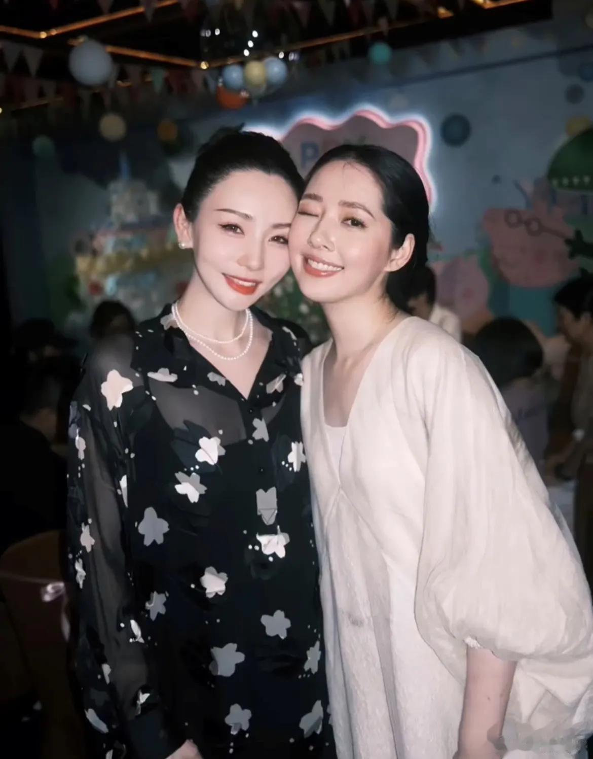 郭碧婷夕又米合照

郭碧婷闺蜜夕又米参加向佐郭碧婷二胎儿子百日宴，郭碧婷现在状态