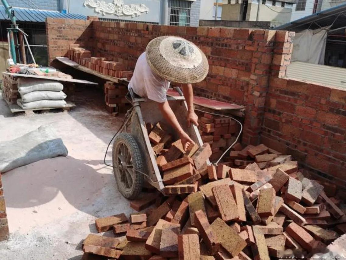 农村出来的，能留在那里？又不能上天入地，既然出来了，就只有努力留下