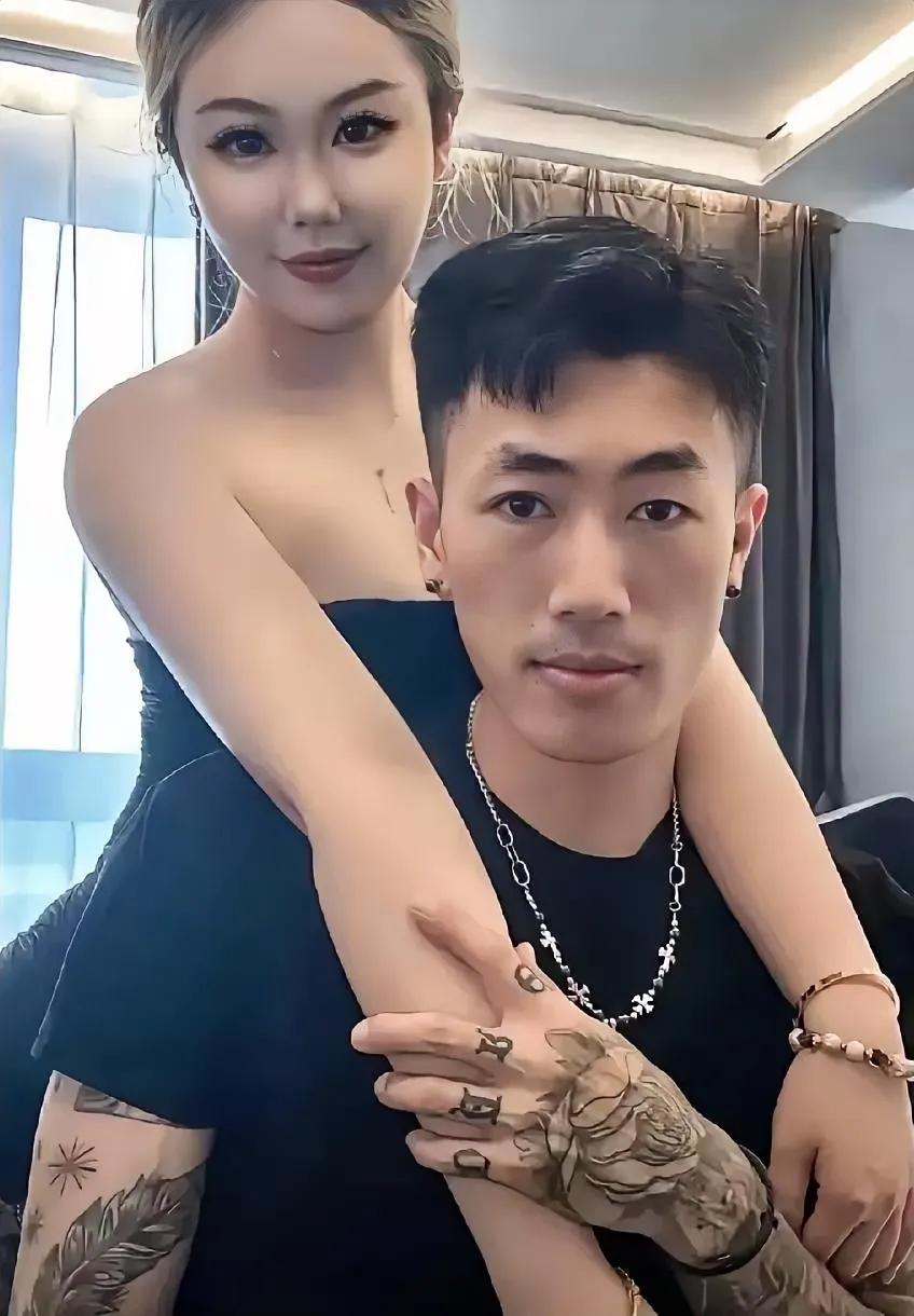 这小护士和男友，
真是天生一对，
38岁了还这么天真无邪吗？
也难怪，
她估计想