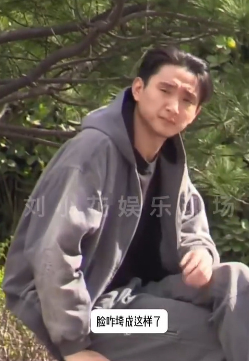 于小彤近照于小彤和女友抽烟晒太阳 八卦媒体拍到于小彤和女友抽烟晒太阳，你觉得状态