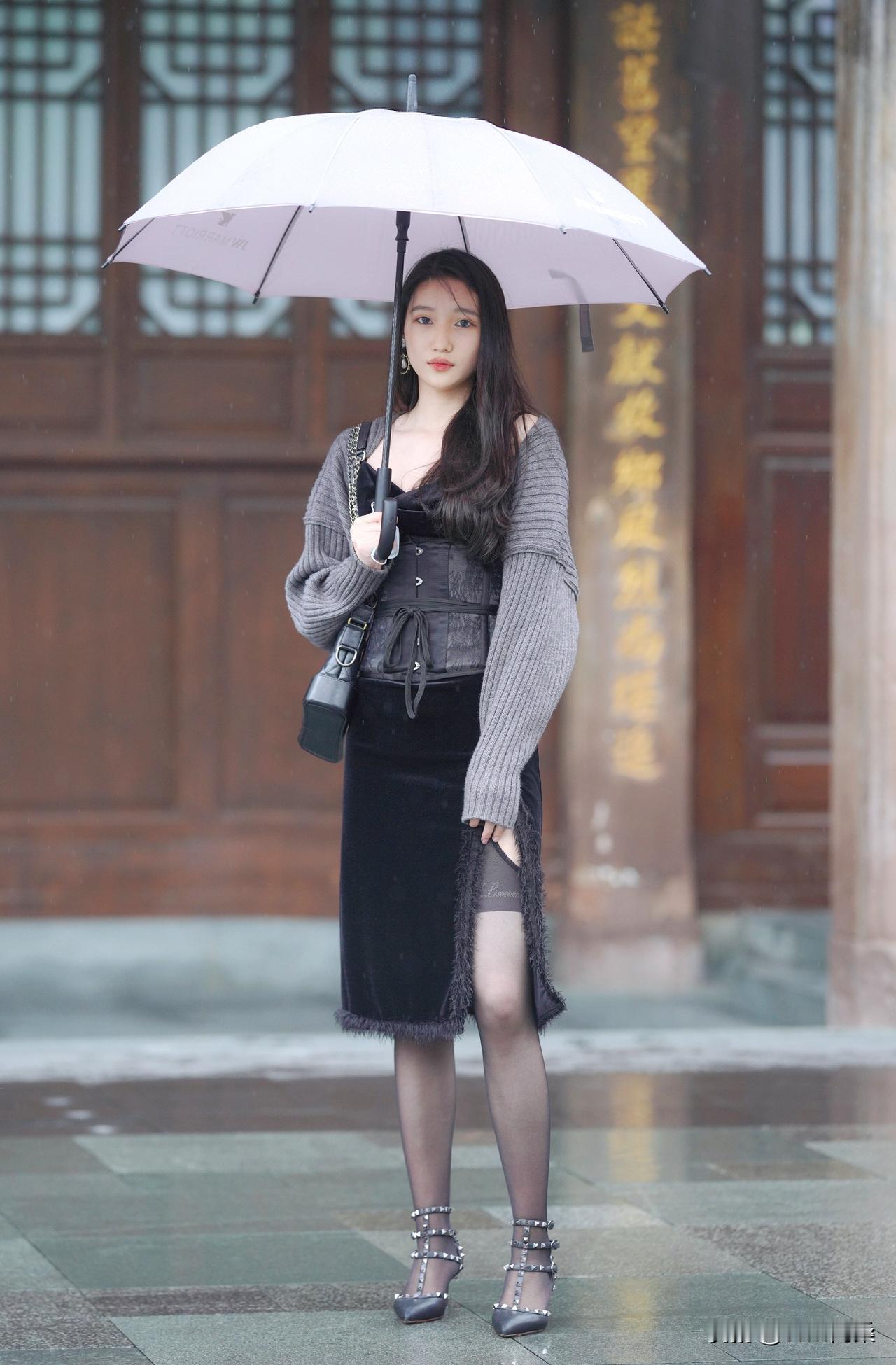 世间虽皆苦，唯有笑容可以治愈一切。