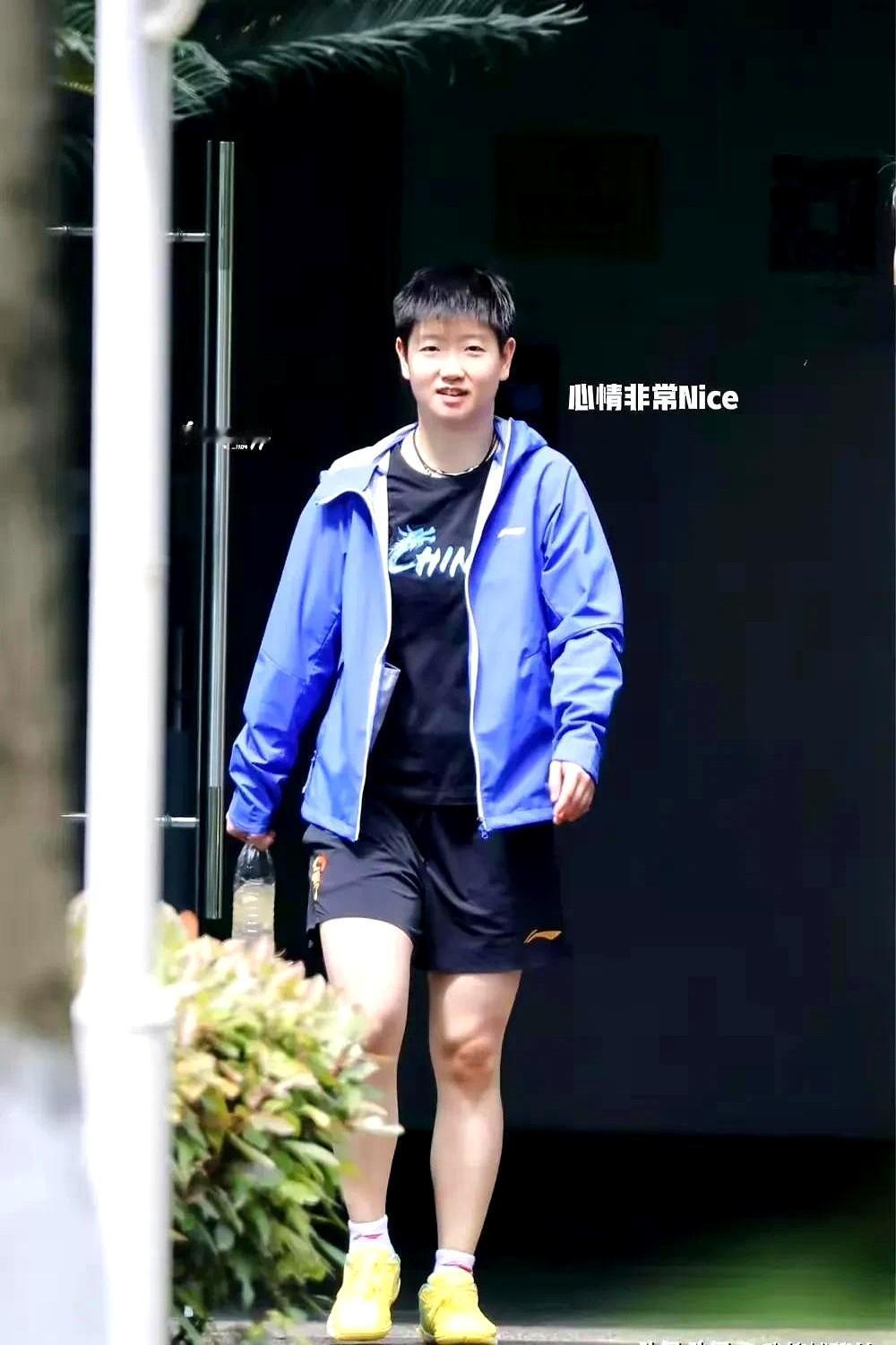 明媚阳光的小莎走来了。

要说生活里最治愈的瞬间，还真得是那些简单的小确幸。
