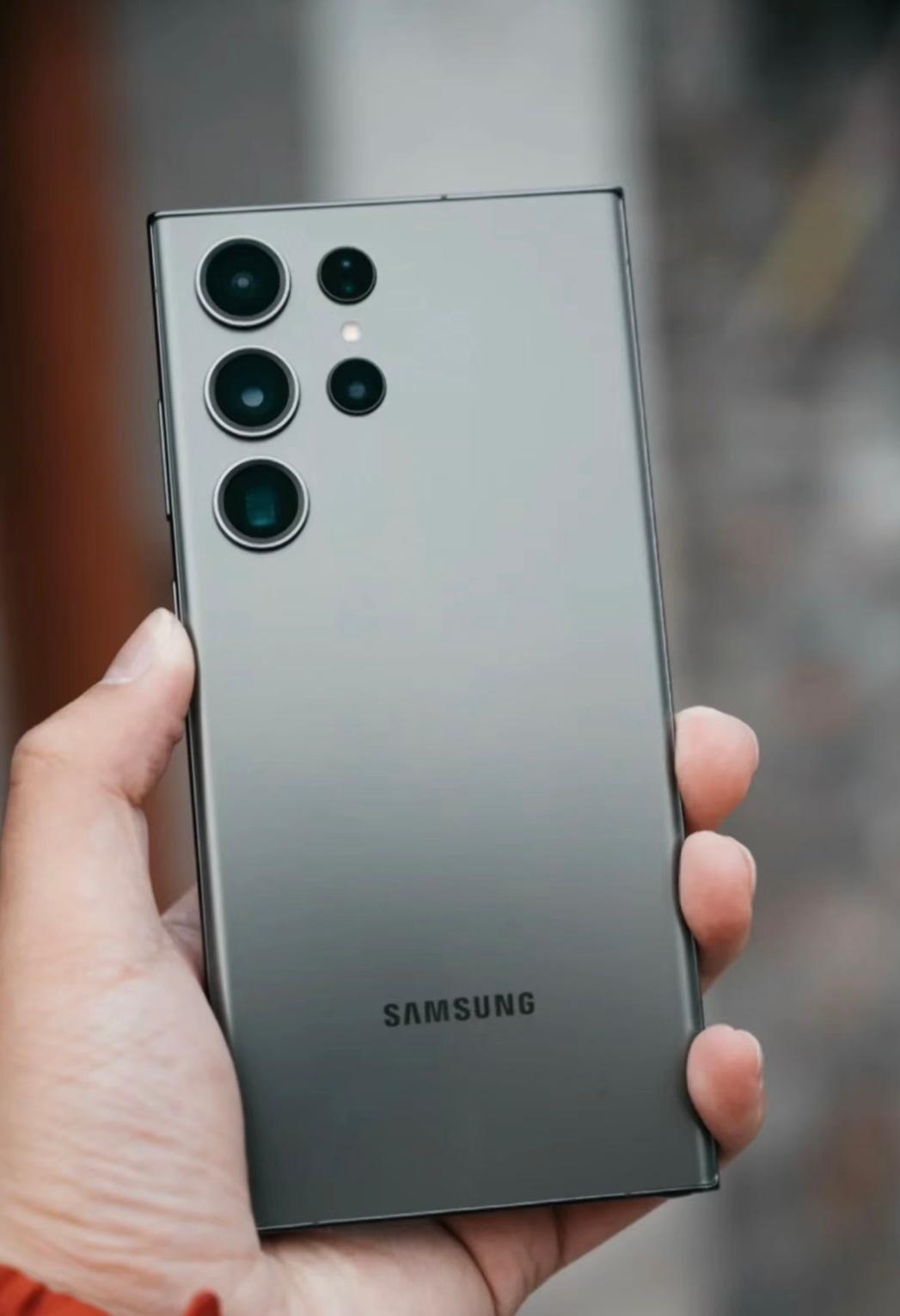 都说买新不买旧，2023年准备换旗舰机的话，建议在这三款旗舰当中选。

1、三星