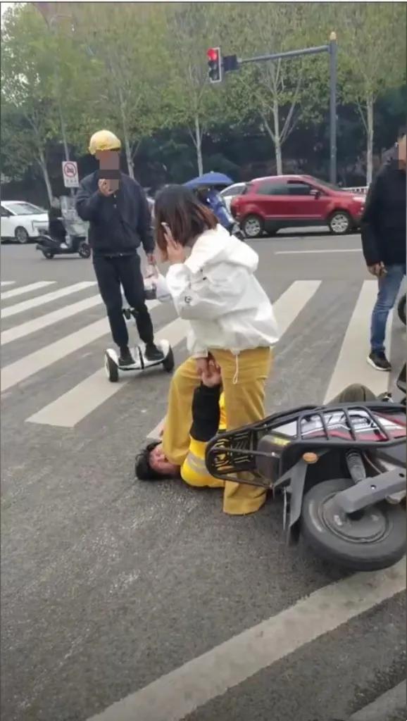 10月8日，重庆市大学城西路附近发生了一起令人发指的事件。一段视频在网络上疯传，