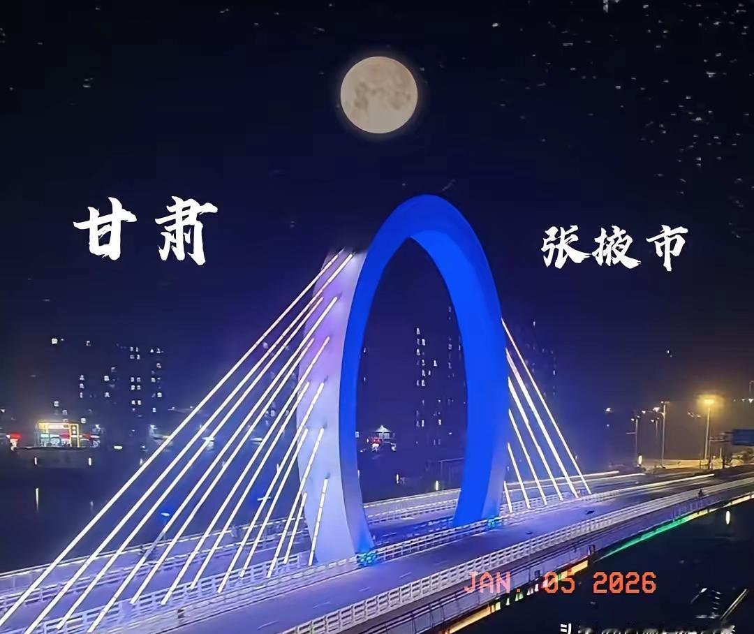 去年，全国农村放了800万场公益电影，平均每场坐不满20个人。
 而城市影院票房