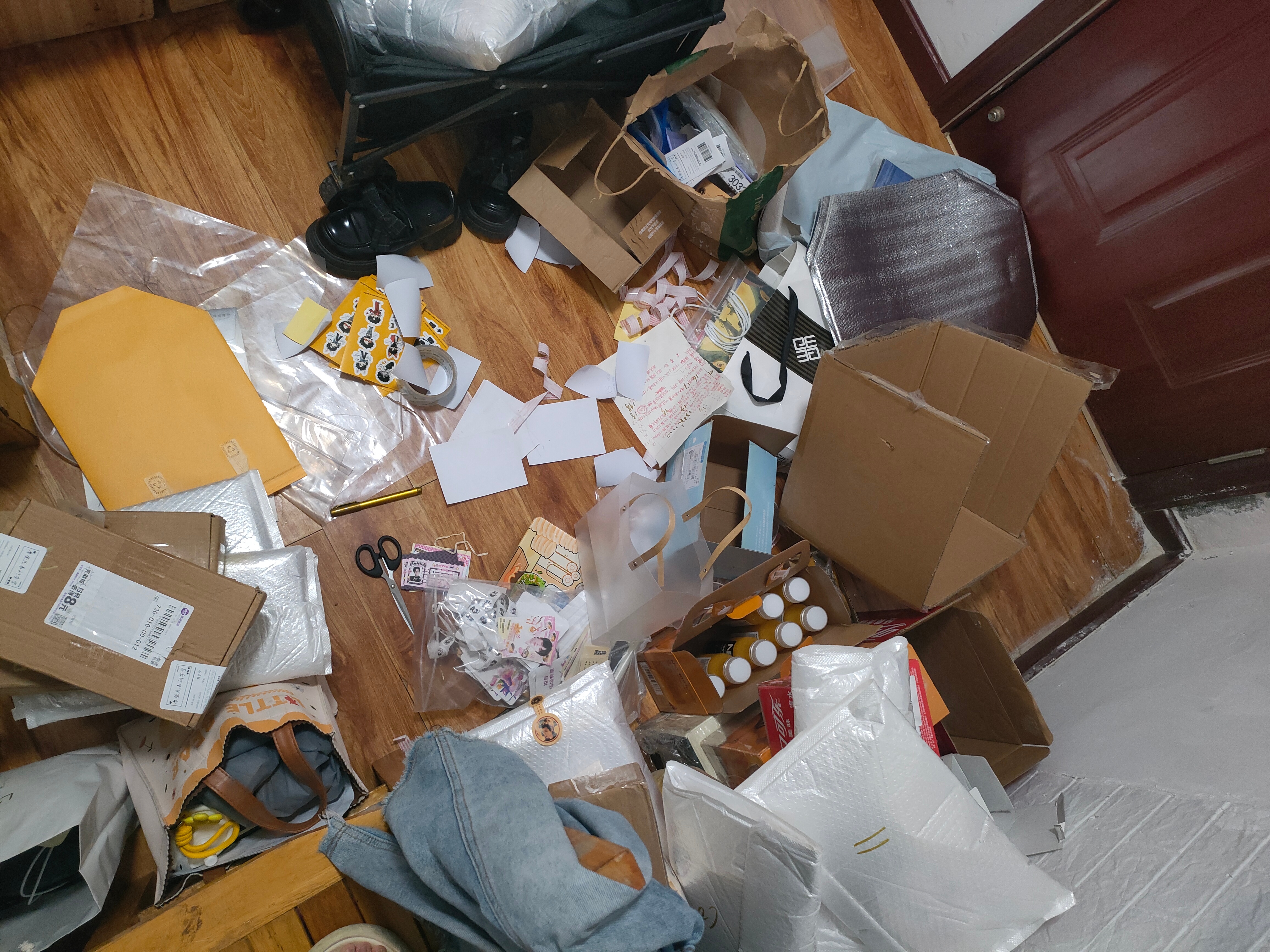 摩登兄弟 哈哈哈哈哈哈也是很久没当打包女工了坐下面脚都麻了 