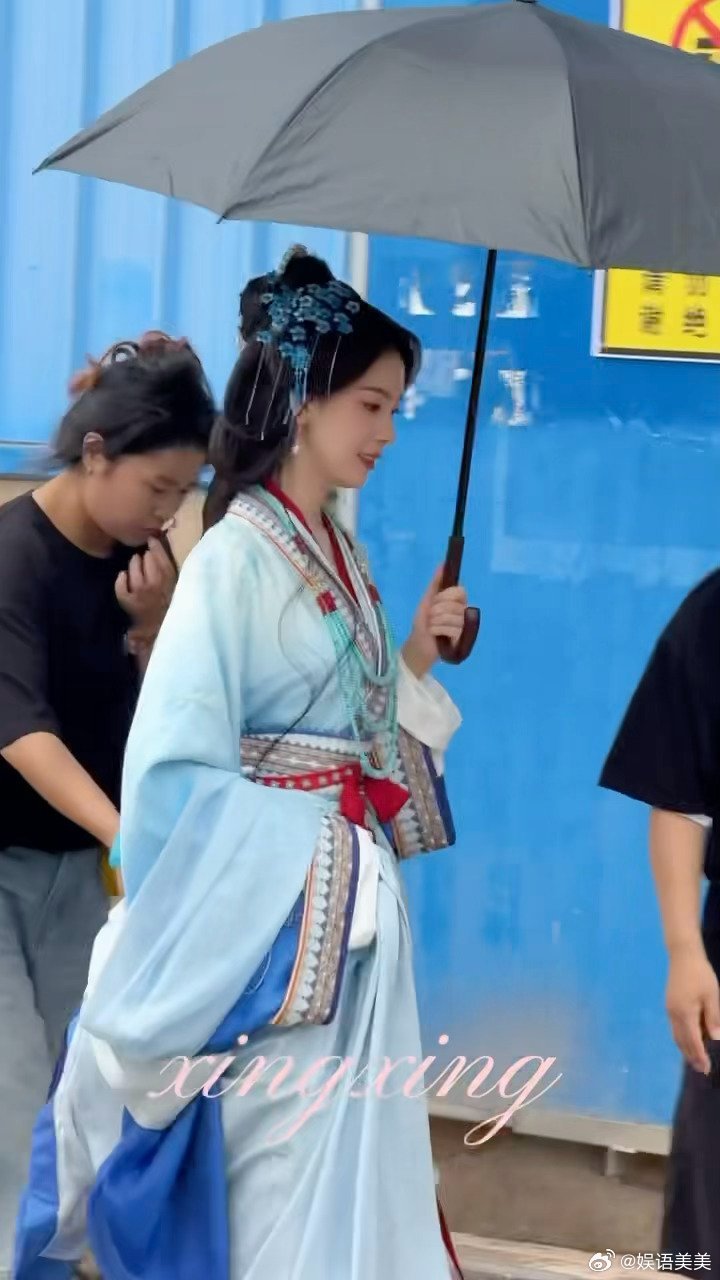 瑶被剧透的世界美成啥了，蓝衣古韵氛围感直接封神！陈瑶全新古装温婉又灵动，精致珠饰