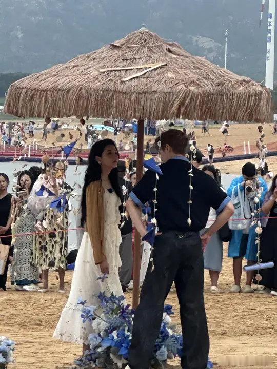 威海偶遇关晓彤李昀锐网友威海看日出偶遇关晓彤李昀锐在录制耀眼团综偶遇关晓彤李昀锐