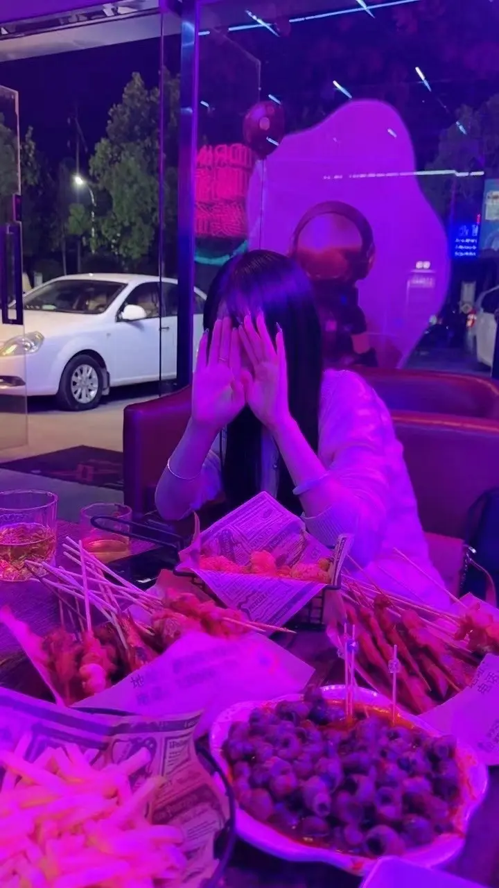 我问她幸福与否，她说再搬箱啤酒🍻