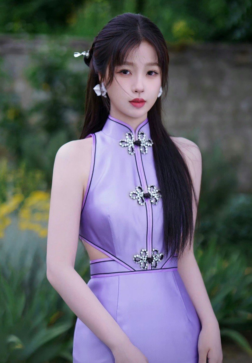 虞书欣《中餐厅》新中式旗袍亮相，温婉国风尽显，优雅迷人，如画中仙子，美得令人心醉