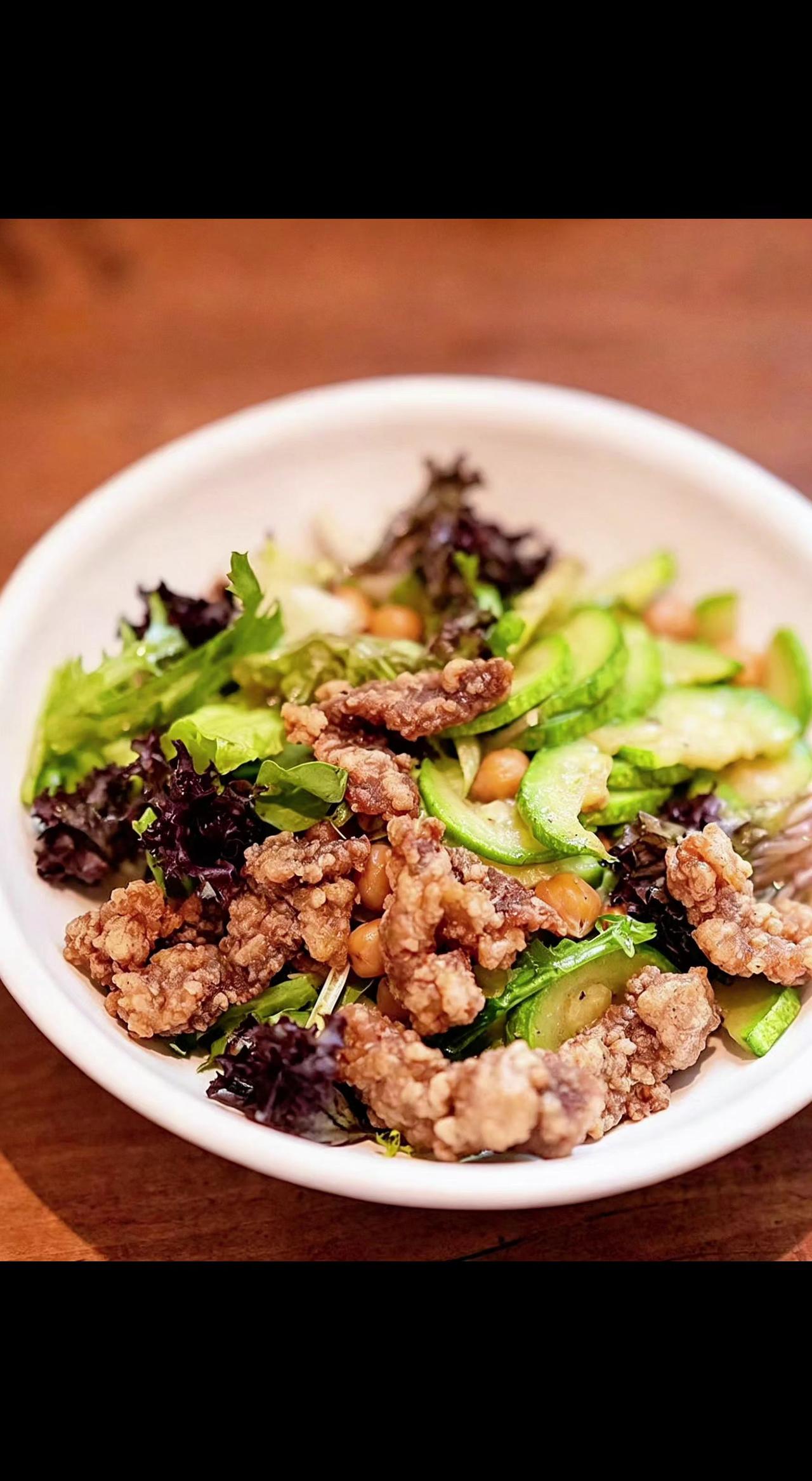 🥗 脆香小酥肉跳进蔬菜海🌊，清爽碰撞出夏日惊喜✨。平凡日子也能嚼出层次感！