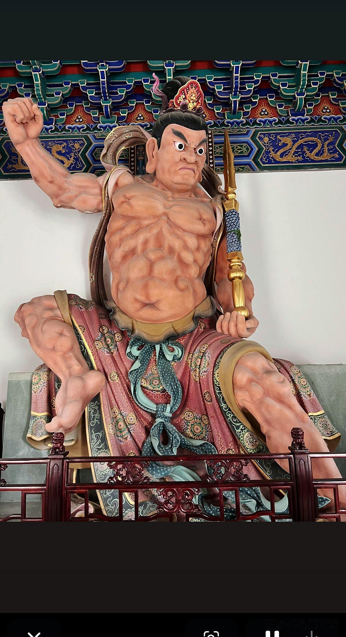 很多人逛寺庙，都分不清门口这两位神仙
只知道他们凶神恶煞，却不懂千年禅意
 
左