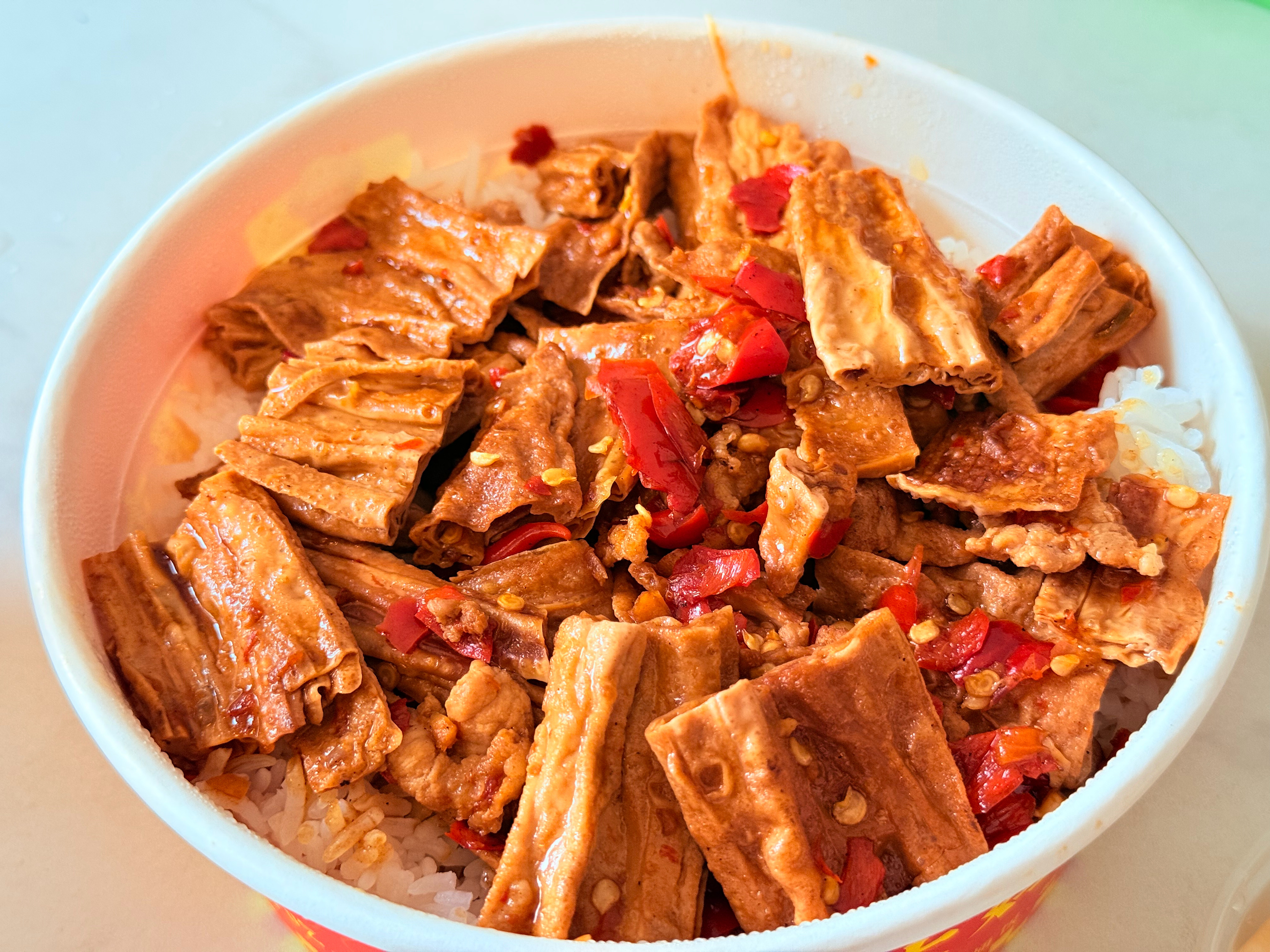 干饭，腐竹炒肉、酸萝卜、绿豆沙。 