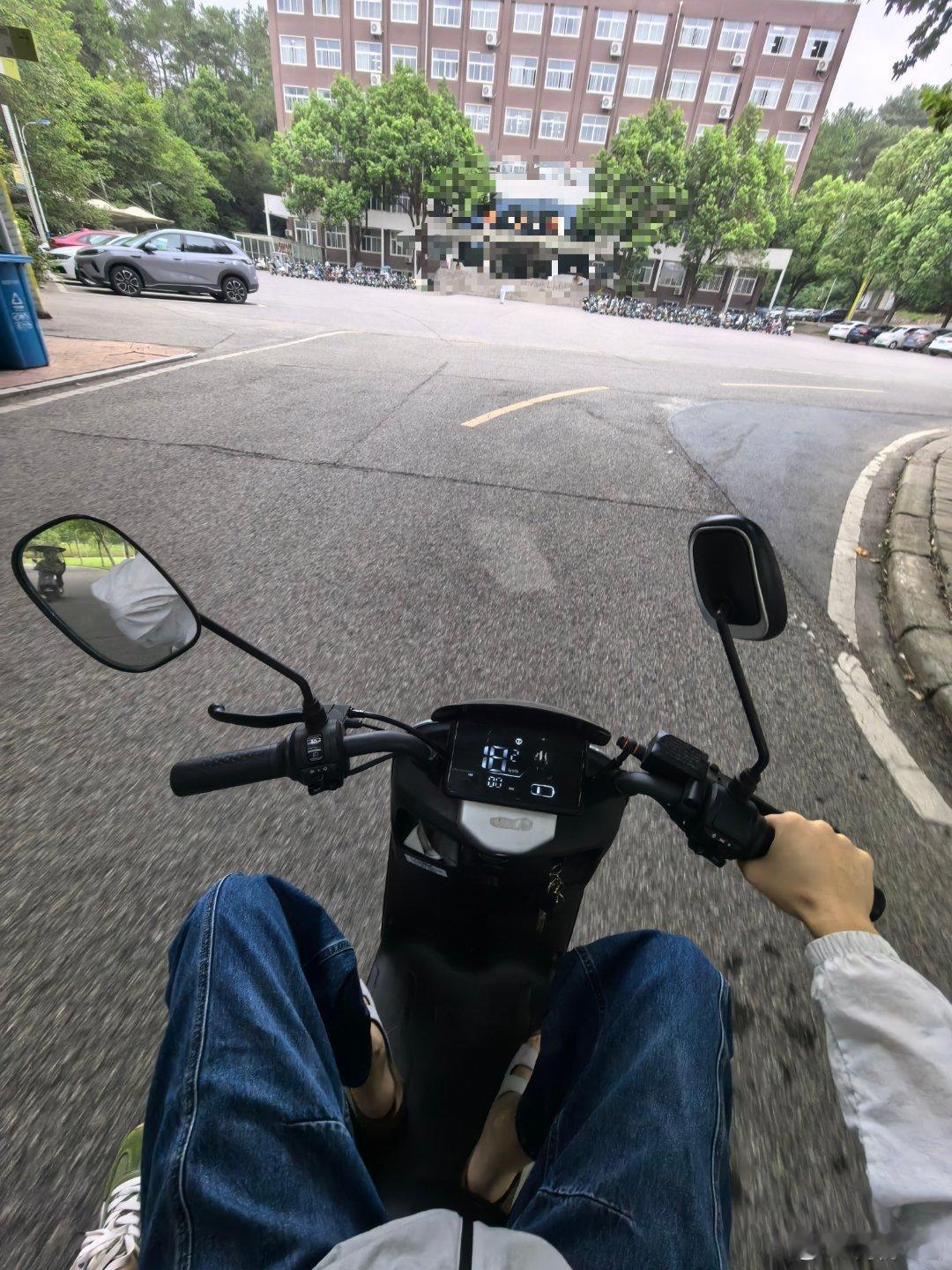 早上骑我同事车开会，我说你这后视镜真的能用吗，她说“一个用来警示自己，一个用来警