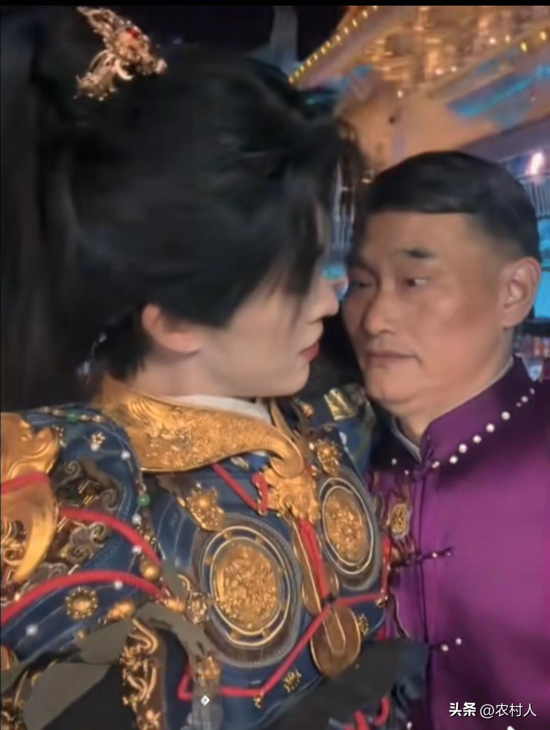 朱之文居然被人“吃豆腐了”，看得出来朱之文非常的害羞。这尴尬的场面，他老婆知道了
