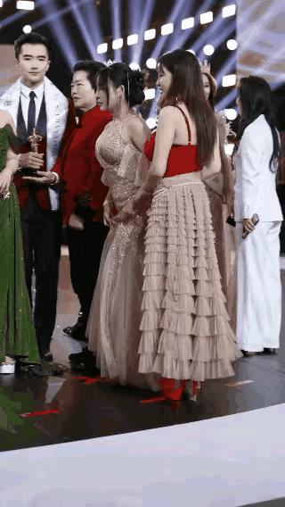 现在年轻人的身体素质实在是太差劲了，站立的时候都不稳当，说摔倒就摔倒，看来什么活