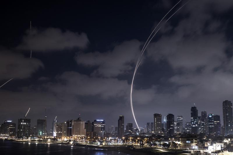 这波操作发生在3月19日白宫会晤现场。日本首相高市早苗访美，被记者问及“为何不提