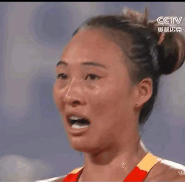 郑钦文中网半决赛0:2惨败出局，泪流不止，谁也别怪，只能怪自己不行，委屈么？其实
