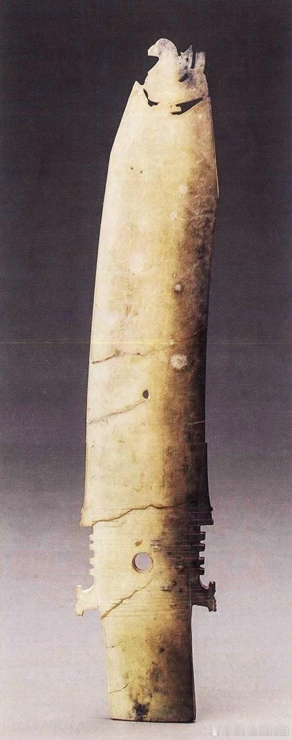 三星堆文化中出土的玉戈。专家认为，戈形玉器应为祭祀中重要的道具历史影像