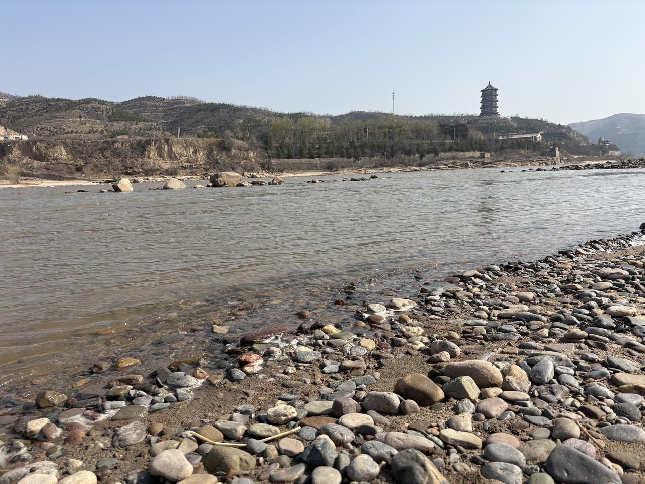 在黄河边，看到满河石头我不禁感叹：哪块石头曾经没棱角，都是被岁月磨平的。