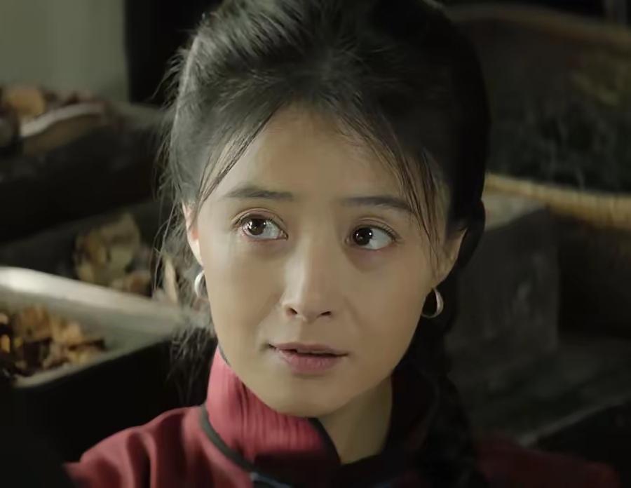 追剧《归队》，再一次领略了蒋欣的高超演技！
     她的角色是乱世中一个生意火