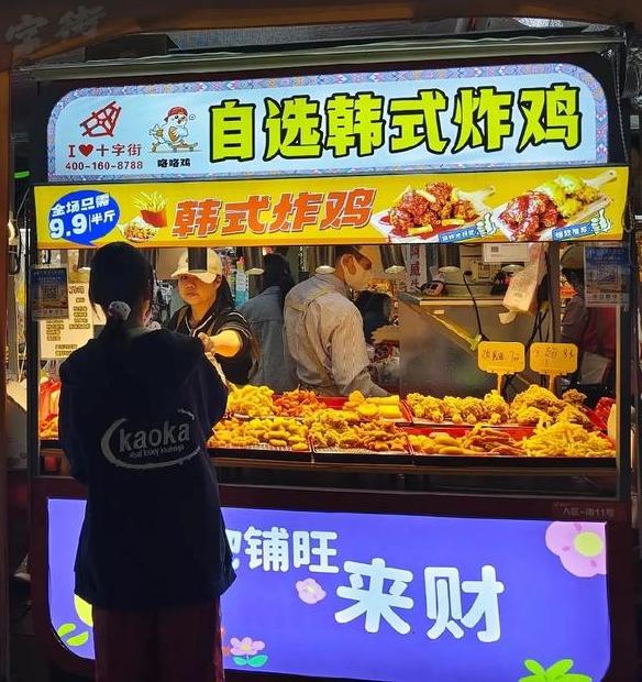 大家有没有发现一个很别扭的反差，无论走到任何一个商场或是小吃街，“韩式”“日式”