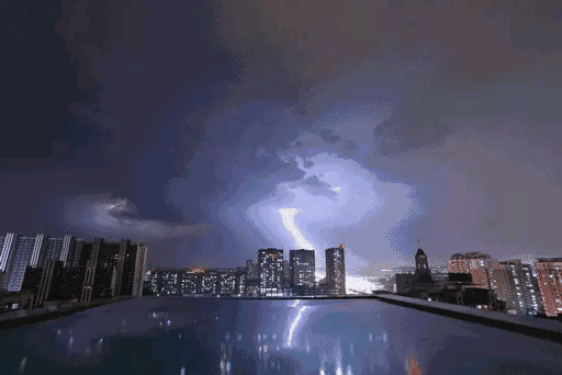 早安！雷雨天气，尽量别出行哦！

清晨，天色还未完全亮透，窗外已是惊雷滚滚，一道