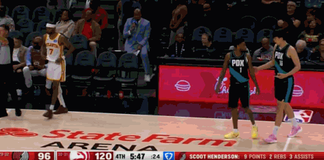 感谢老鹰！杨翰森又上场啦！
在今天NBA常规赛老鹰对阵开拓者的第四节比赛中，杨翰