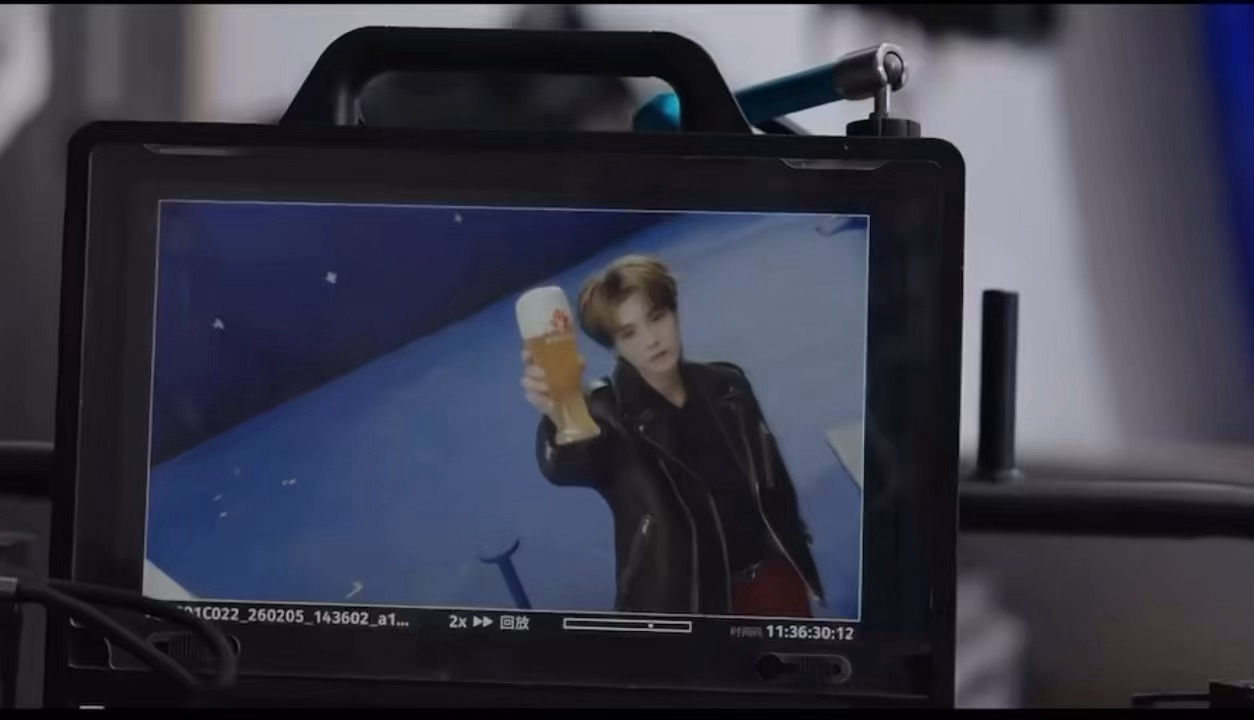 鹿晗片场状态比鲜啤还鲜活是的是比鲜啤还鲜活的宝宝